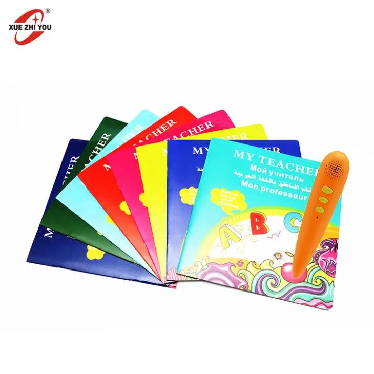 کودکانی که در حال یادگیری قلم با کتاب هستند